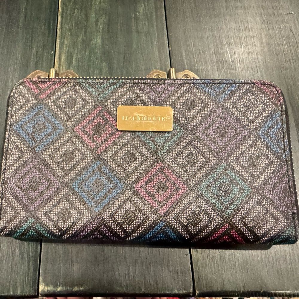 Liz Claiborne wallet with geometric pattern Faux Leather